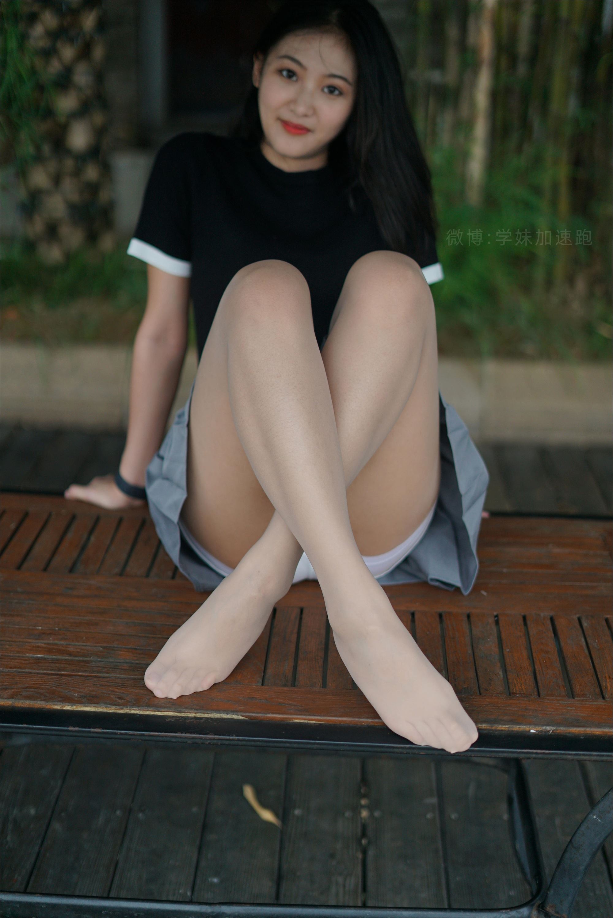 学妹加速跑 XM077《桌上起舞的彤彤》